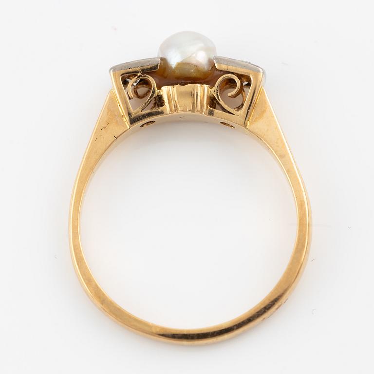 Ring in 18K gold with a pearl and two round brilliant-cut diamonds.