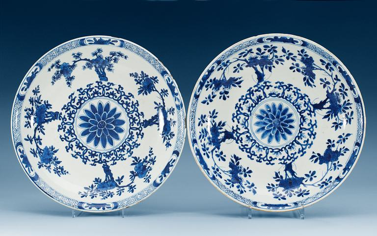 A pair of blue and white chargers, Qing dynasty, Kangxi (1662-1722).