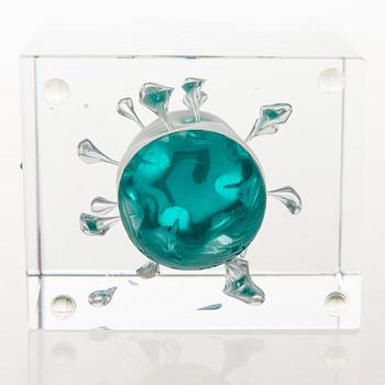 OIVA TOIKKA, AN ANNUAL CUBE, glass, signed Oiva Toikka Nuutajärvi marked 117.