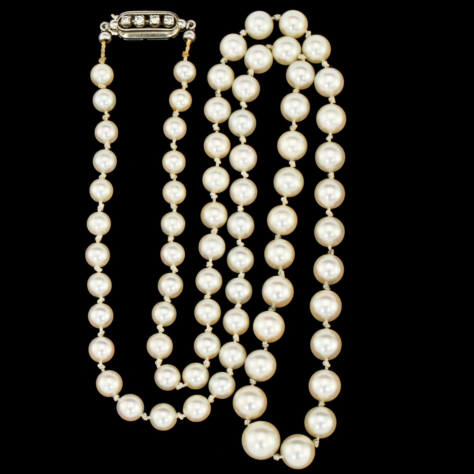 PÄRLCOLLIER, odlade pärlor med lås i 18k guld och 4 briljantslipade diamanter, tot ca 0.04 ct, 1900-talets slut.