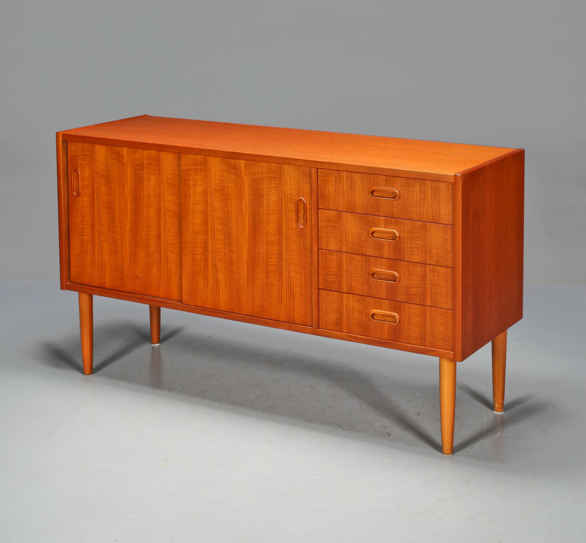 SIDEBOARD, 1900-talets tredje kvartal.