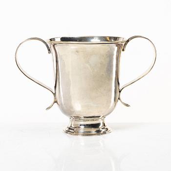 An English silver porringer, mark of Benjamin Cartwright I, London 1760.