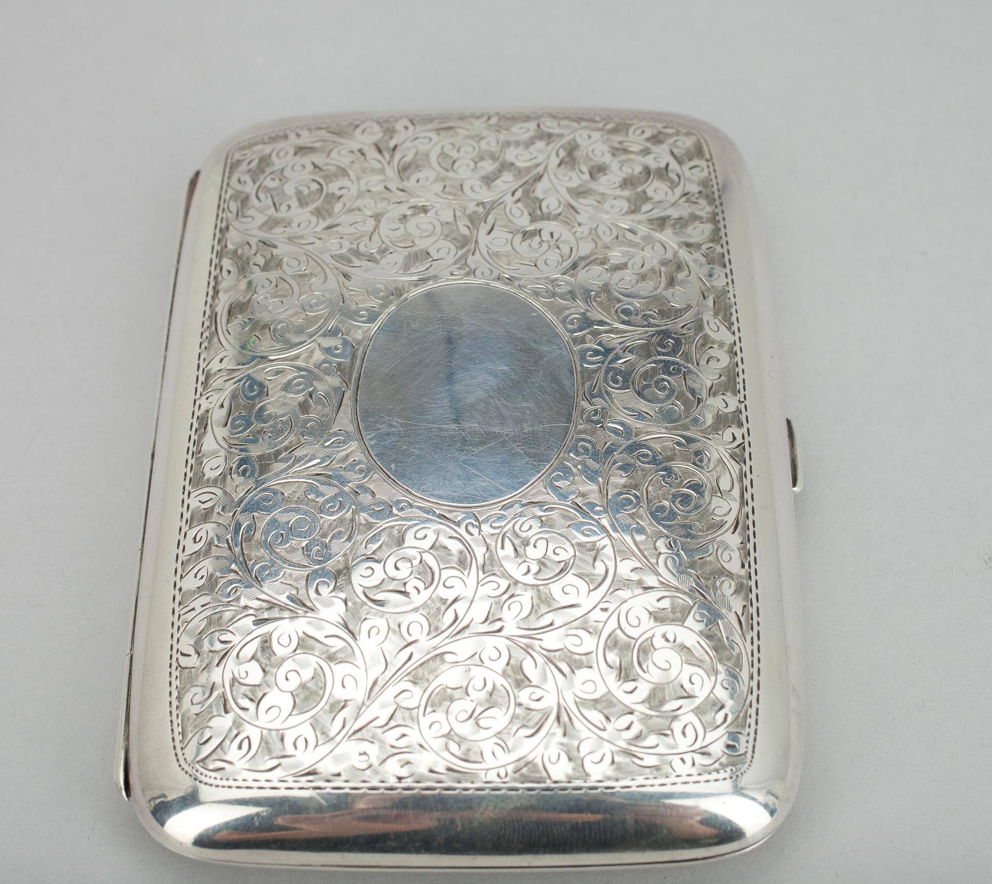 CIGARETTETUI, sterling silver, H. Williamson Ltd, Birmingham 1908. Vikt 165 g.