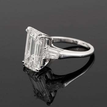Ring platina med en smaragdslipad diamant.