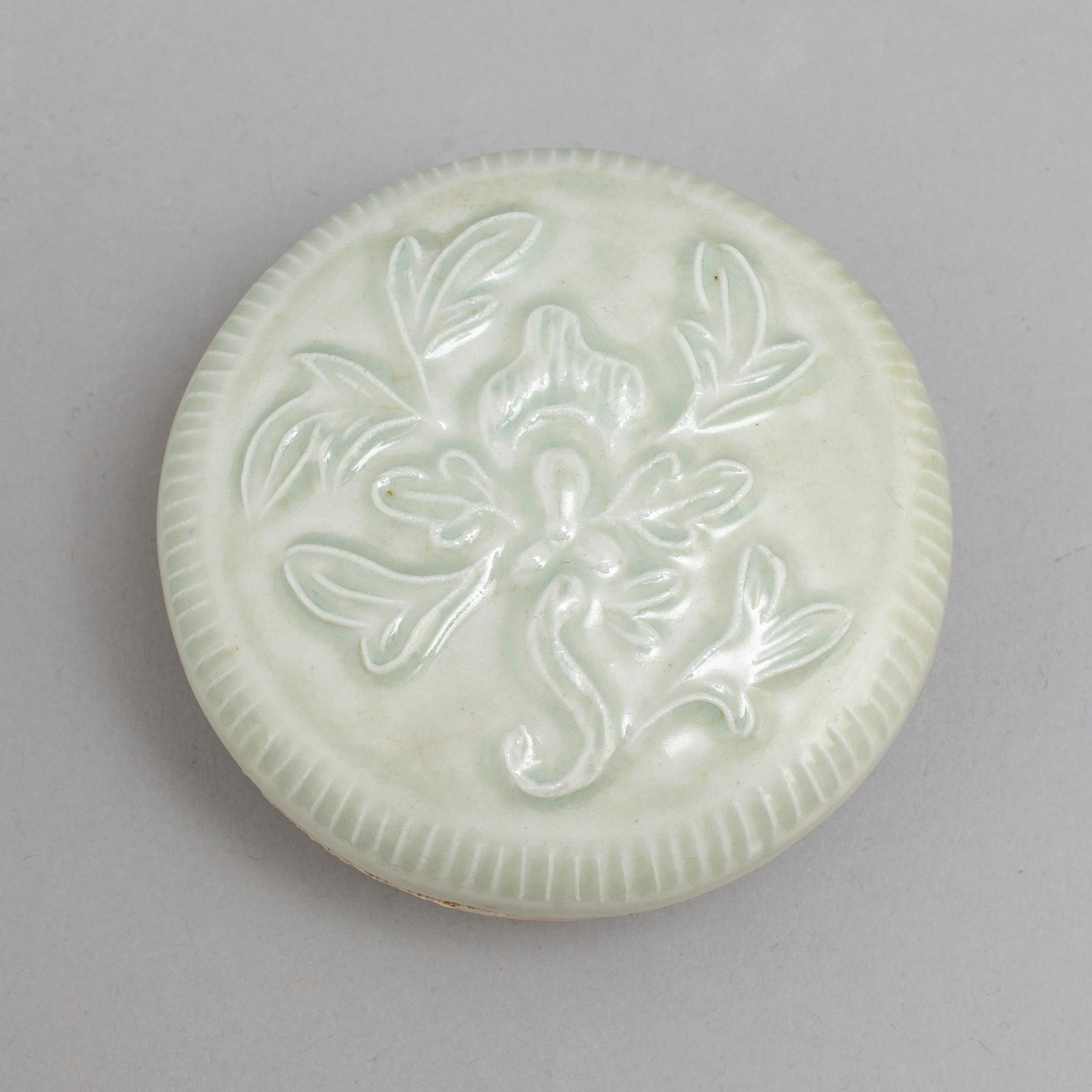 A ceramic glazed box with cover, Ming dynasty (1368-1644).