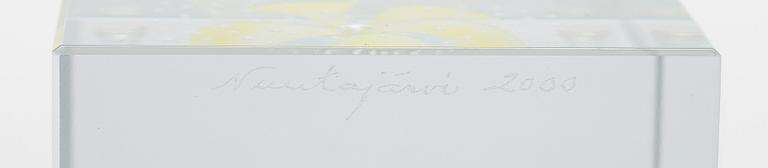 Oiva Toikka, an annual glass cube 2000, signed Oiva Toikka Nuutajärvi 2000, 960/2000.