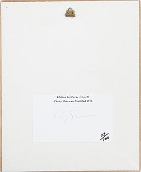 CINDY SHERMAN, tryckt silke, signerad och numrerad 29/100 á tergo, 1991.