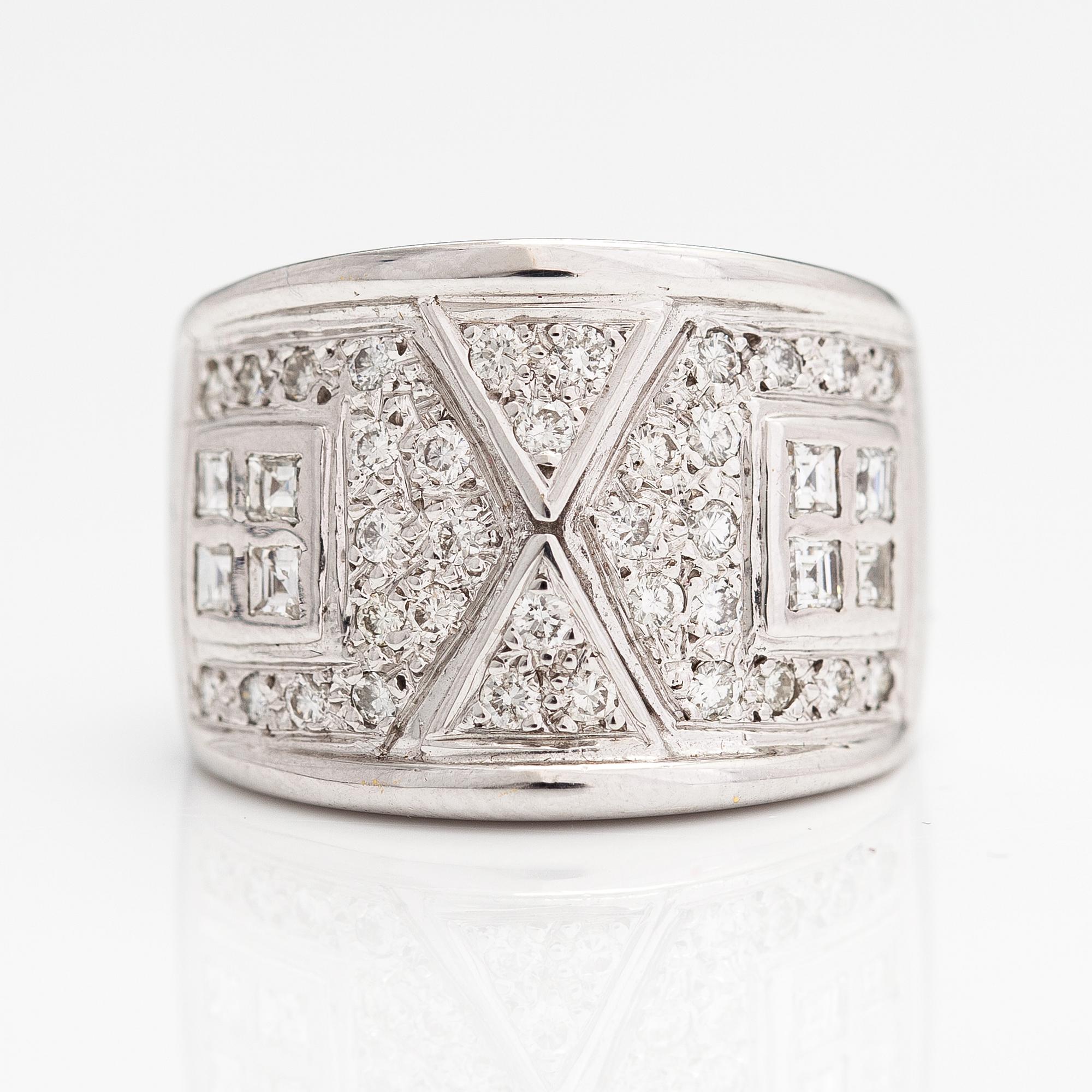 An 18K white gold ring with diamonds ca. 1.00 ct in total.