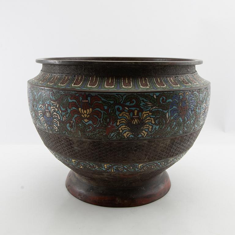 Vase/Outer casing China 20th century cloisonné.