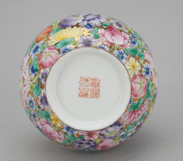 VAS, äggskalsporslin, Kina 1900-tal.