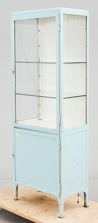 LÄKARSKÅP, plåt och glas, 1900-talets första hälft.