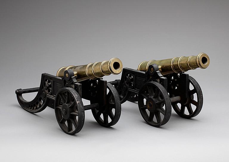 PRYDNADSKANONER, ett par, metall, 1900-talets första hälft.