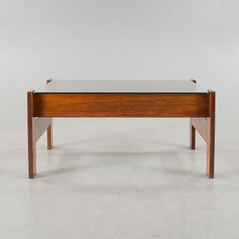 A late 20th century coffee table.