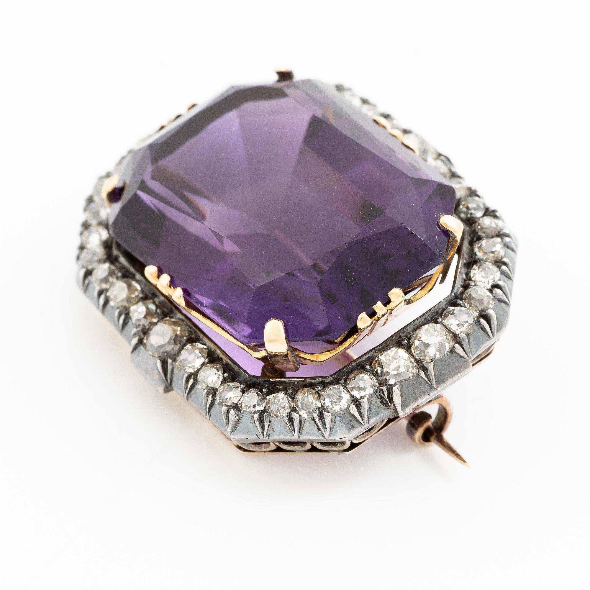 A brooch 14K gold and silver with a faceted amethyst and old-cut diamonds, 19th century.