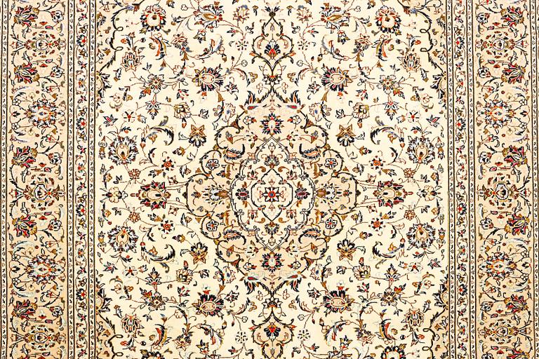 A Keshan carpet, c. 347 x 250 cm.