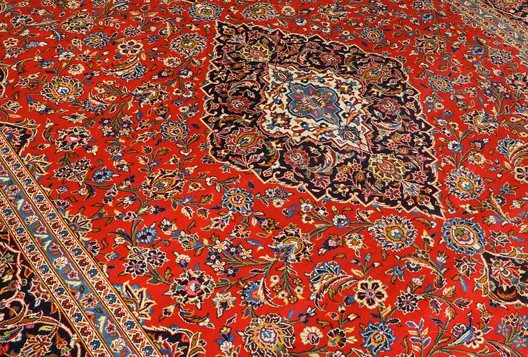 A carpet, Kashan, ca 410 x 287 cm.