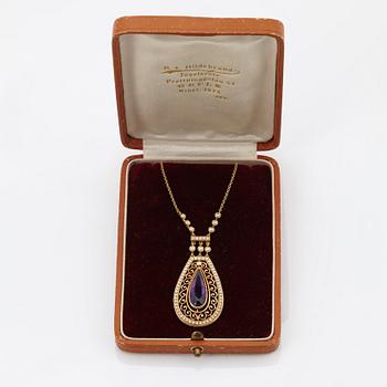 A 14K gold necklace set with a faceted amethyst and pearls.