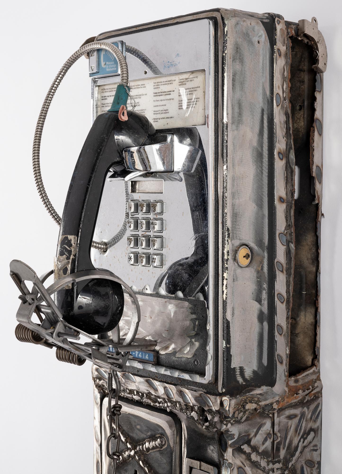 Jason Matthew Lee, hårddiskmagneter, djurfälla, modifierad betaltelefon. Utförd 2017.