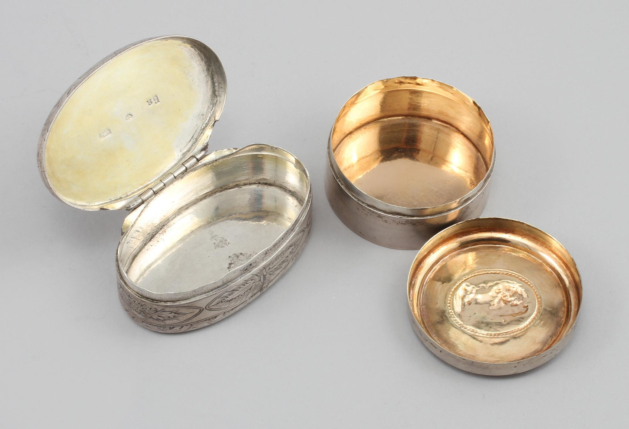 DOSOR, 2 st, silver, Sverige, 1784 respektive 1830, vikt 115 gram.