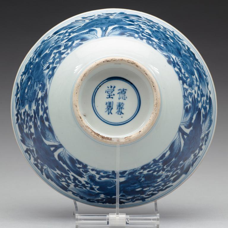 A blue and white bowl, Qing dynasty, Kangxi (1662-1722).