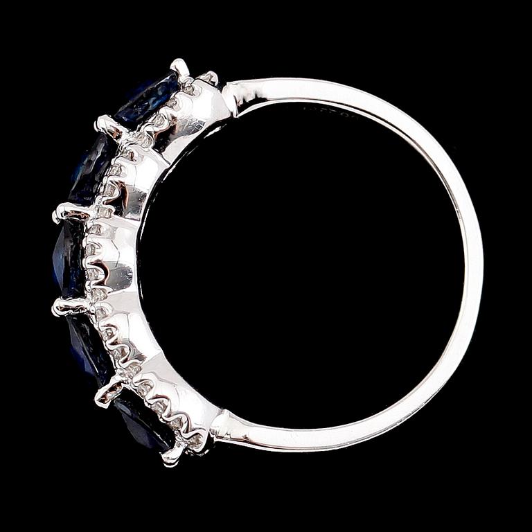 RING, 18 k vitguld, blå safirer och briljantslipade diamanter. Vikt ca 6,3 g.