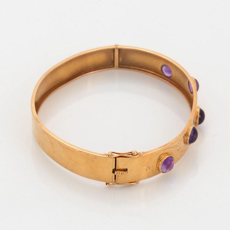 Armring 18K guld med cabochonslipade ametister.