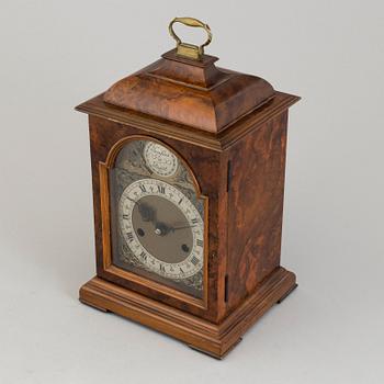 AN ENGLISH MANTEL CLOCK, first half of the 20th century.