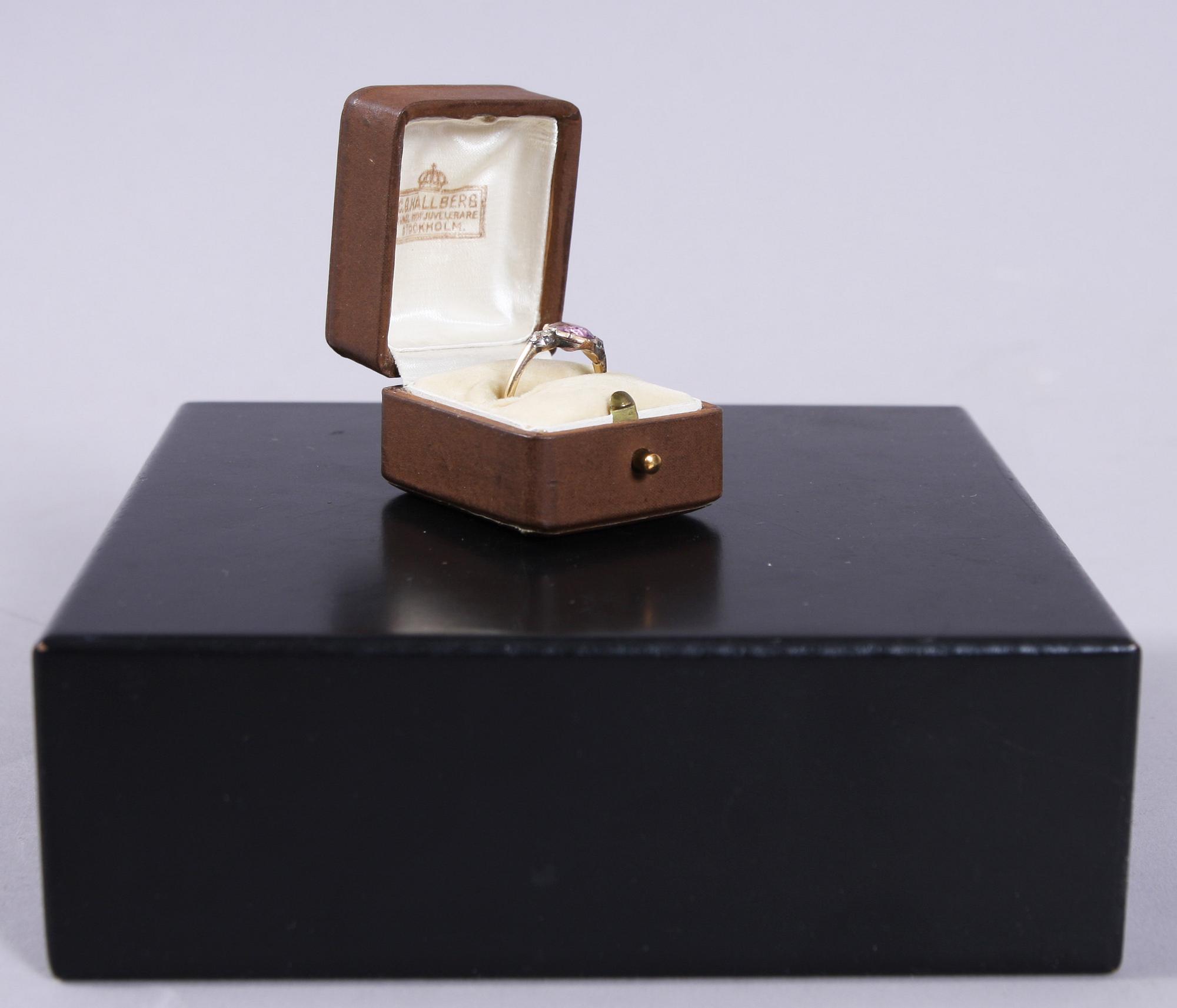 RING, guld 18 K m ametist o rosenstenar, 1920-tal.
