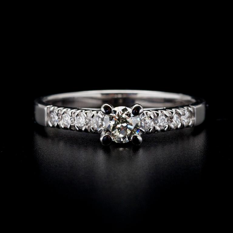 RING, vitguld 18K, briljantslipade diamanter, mittsten 0,30 ct, sidostenar tot. 0,16 ct. Vikt 5,1 g. Intyg.
