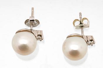 Earrings 18K whitegold 2 cultured pearls approx 10 mm and 2 brilliant-cut diamonds approx 0,15 ct.
