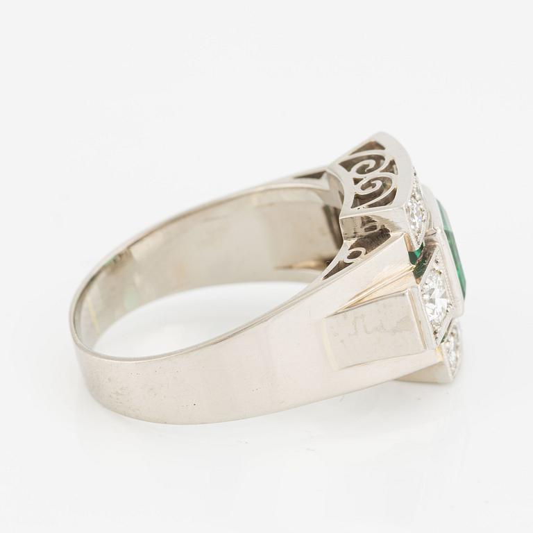 Ring, 18K white gold with emerald and brilliant-cut diamonds.