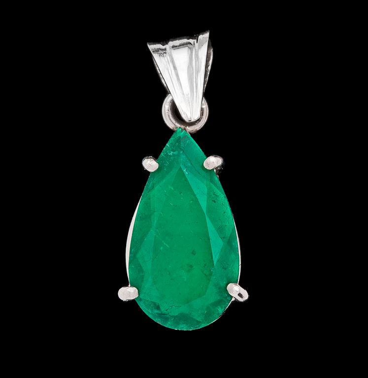 A drop cut emerald pendant, app. 1.70 cts.