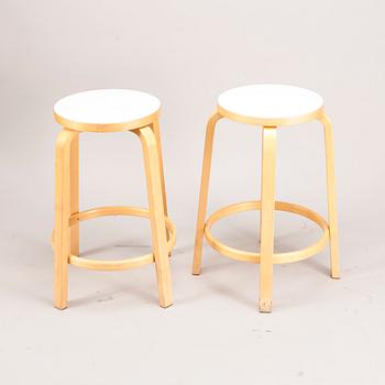BARSTOLAR, ett par, modell 64, Alvar Aalto, Artek.