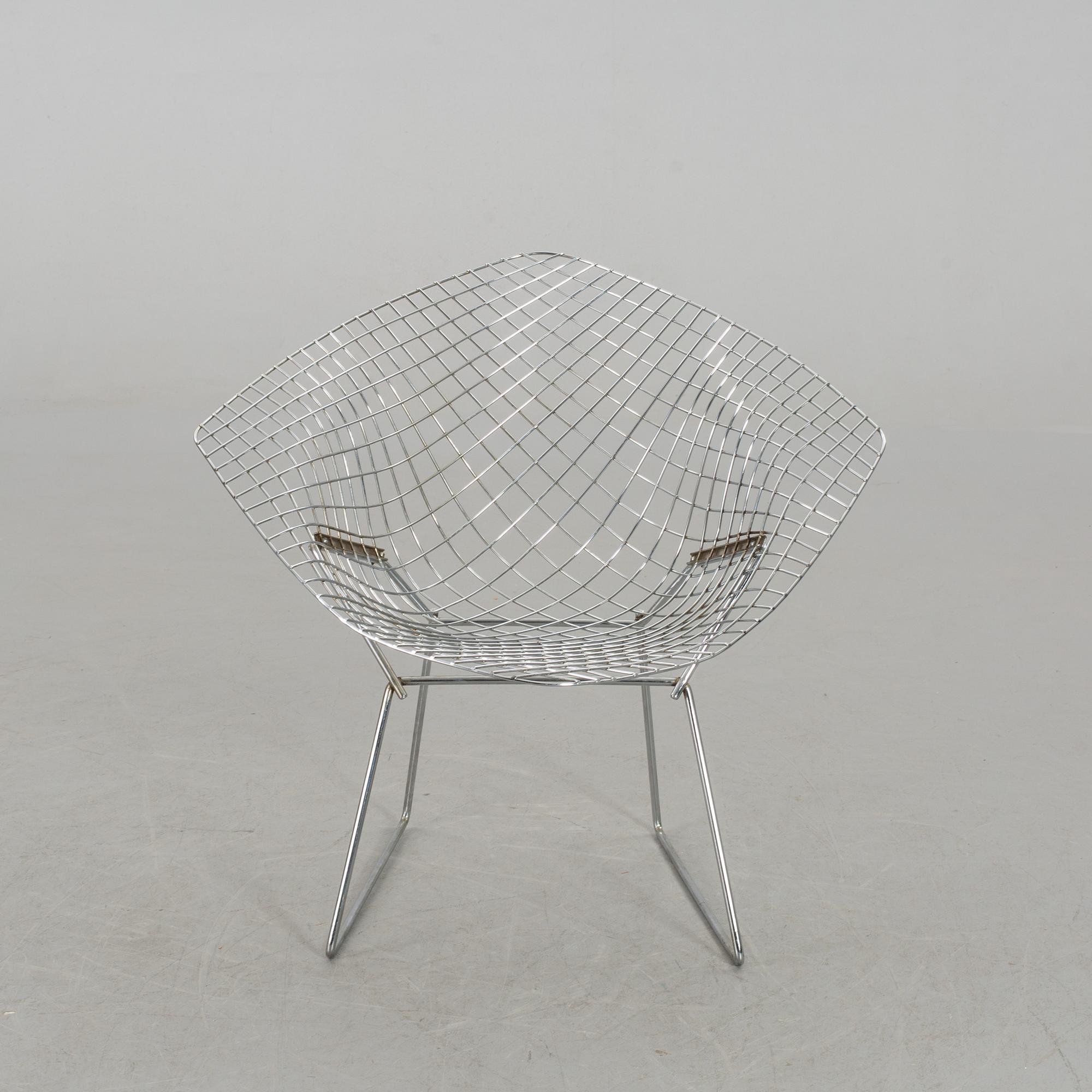 A HARRY BERTOIA DIAMOND CHAIR.