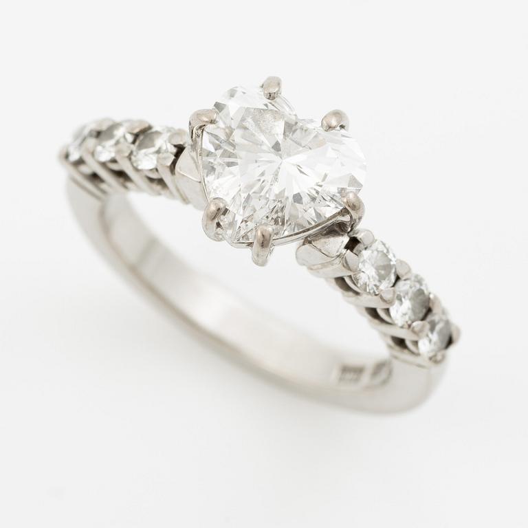 Ring 18K vitguld med hjärtformad briljantslipad diamant.