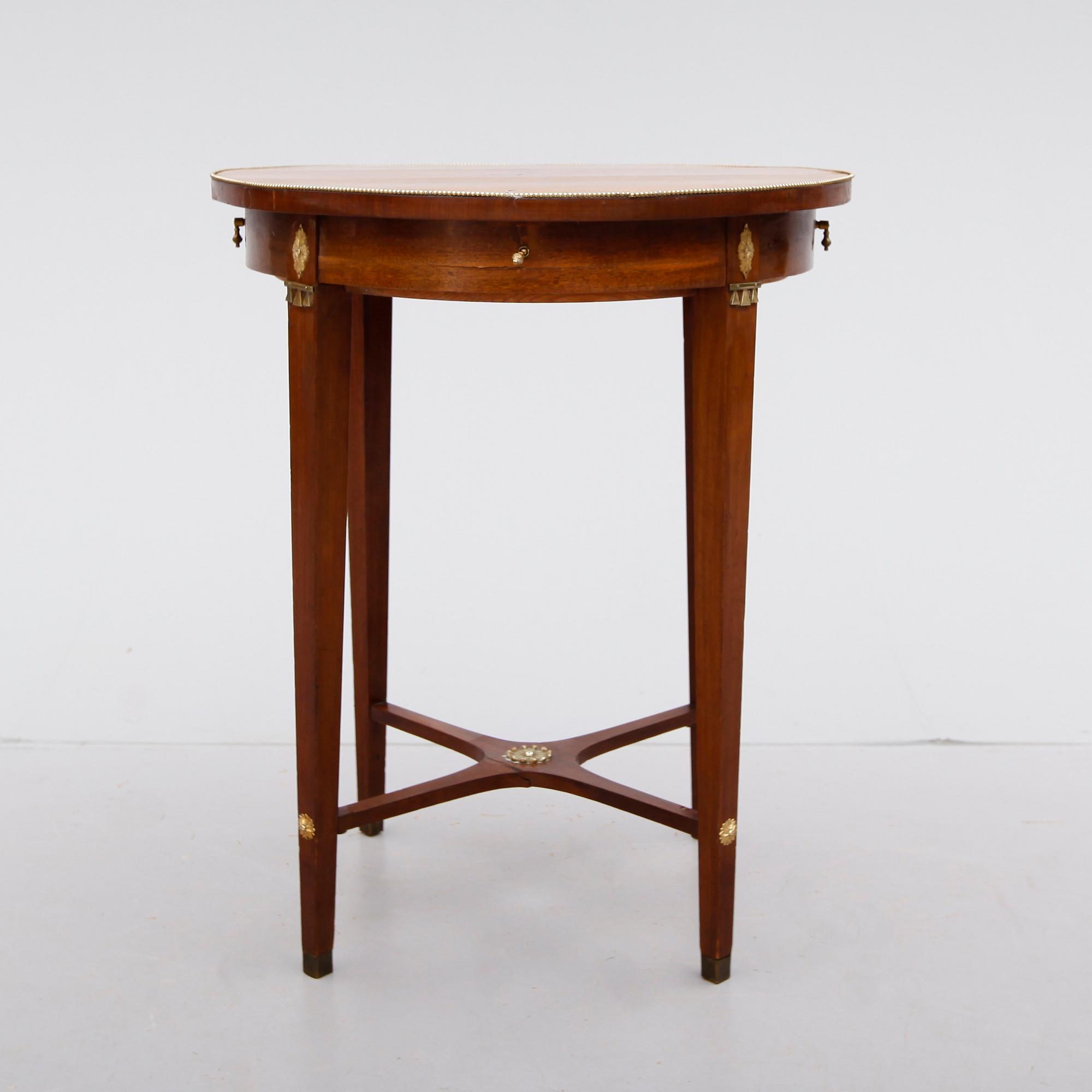 BORD, Louis XVI-stil, 1900-talets första hälft.