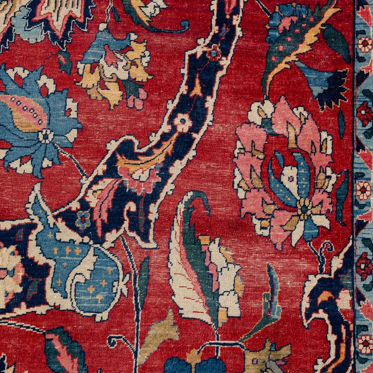 An antique/semi-antique Tabriz carpet of 'Vase design', ca 509 x 359 cm.