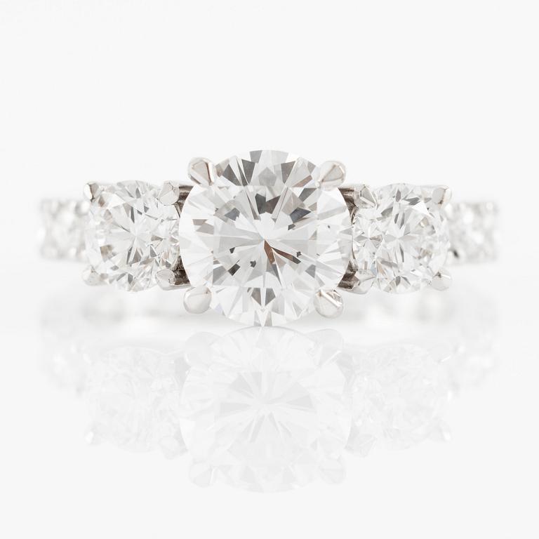 Ring, trestensring, 18K vitguld med briljantslipade diamanter.