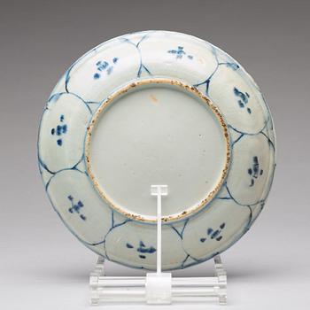 A set of three blue and white dishes, Ming dynasty, Wanli (1572-1620).