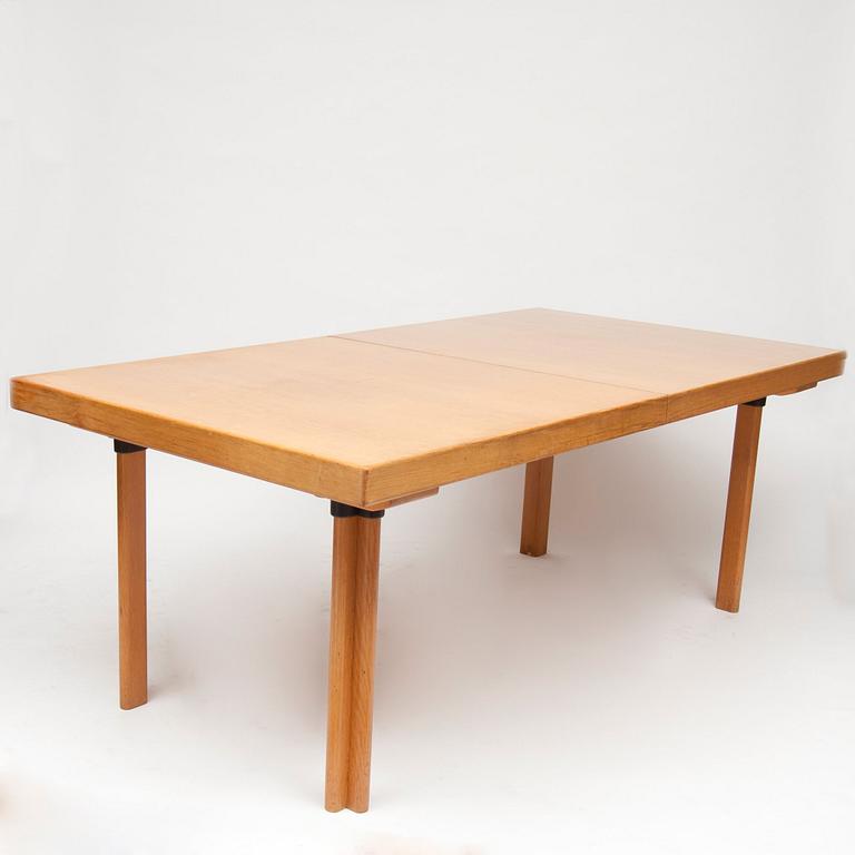 Alvar Aalto, A TABLE.
