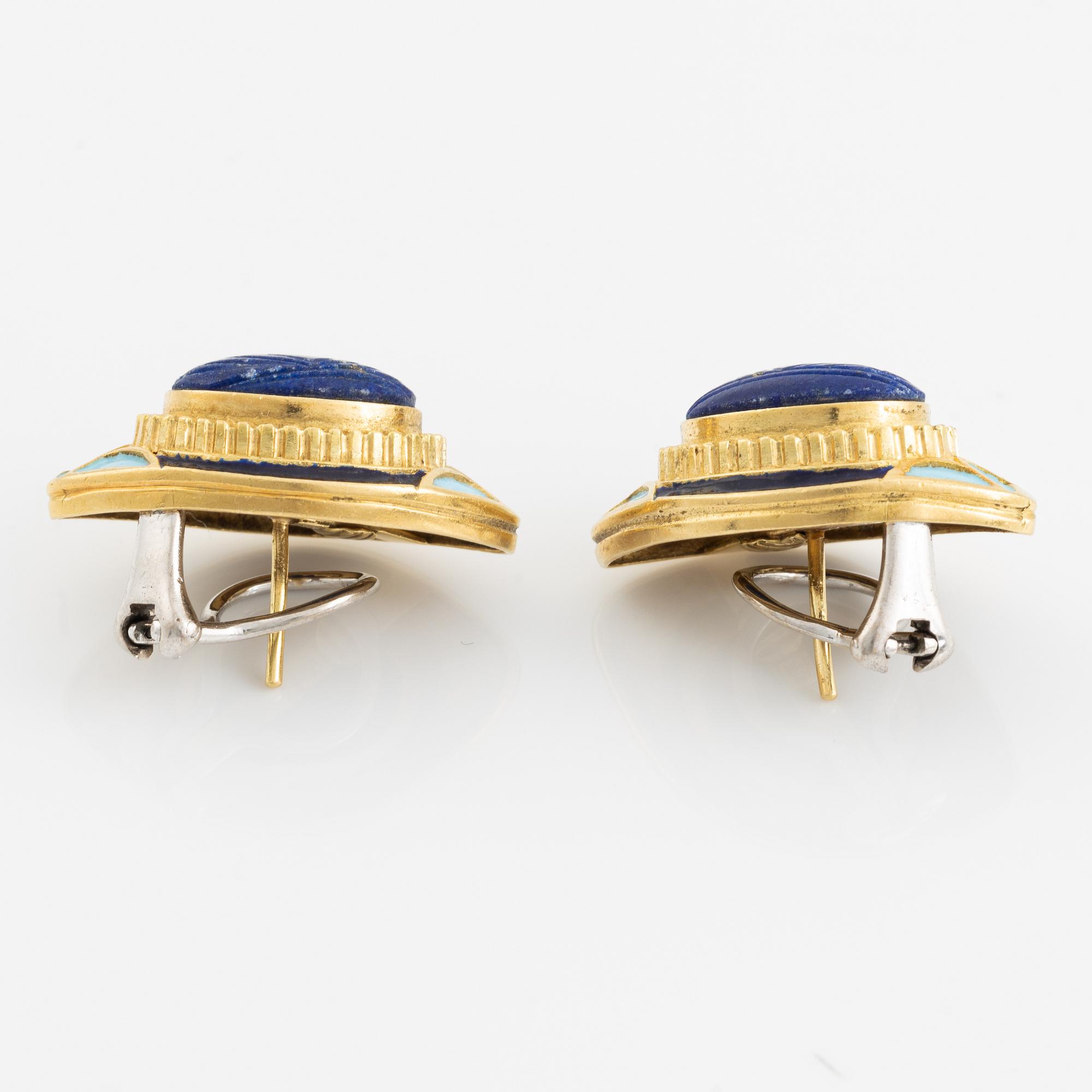 Ett par örhängen 18K guld med lapis lazuli och emalj.