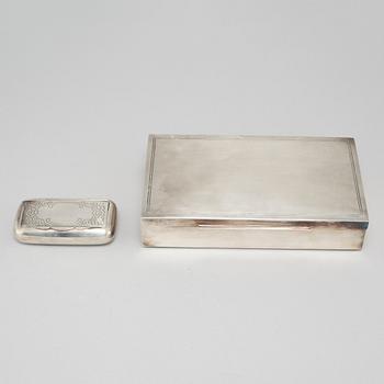 A silver box and a snuffbox, partly C G Hallberg in Stockholm, 1960.