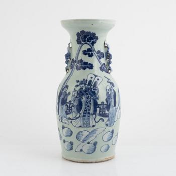 A Chinese vase, late Qing dynasty.