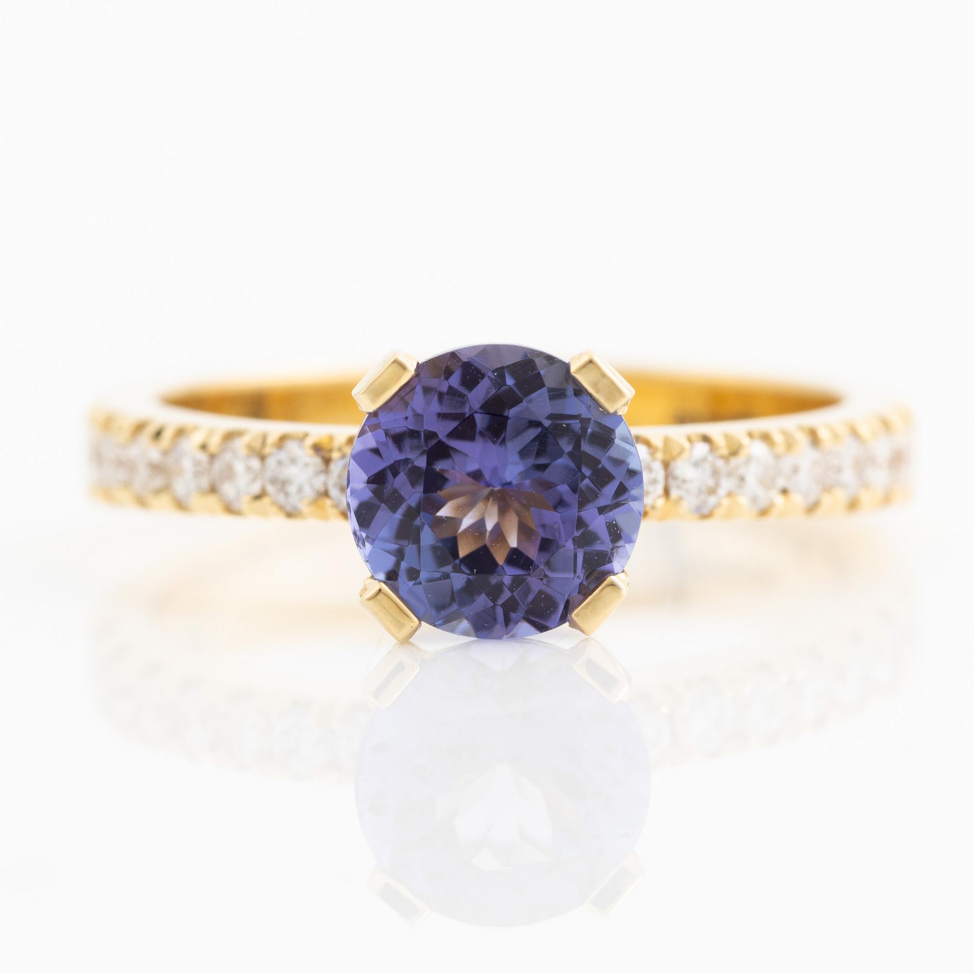 Ring 18K guld med tanzanit och briljantslipade diamanter.