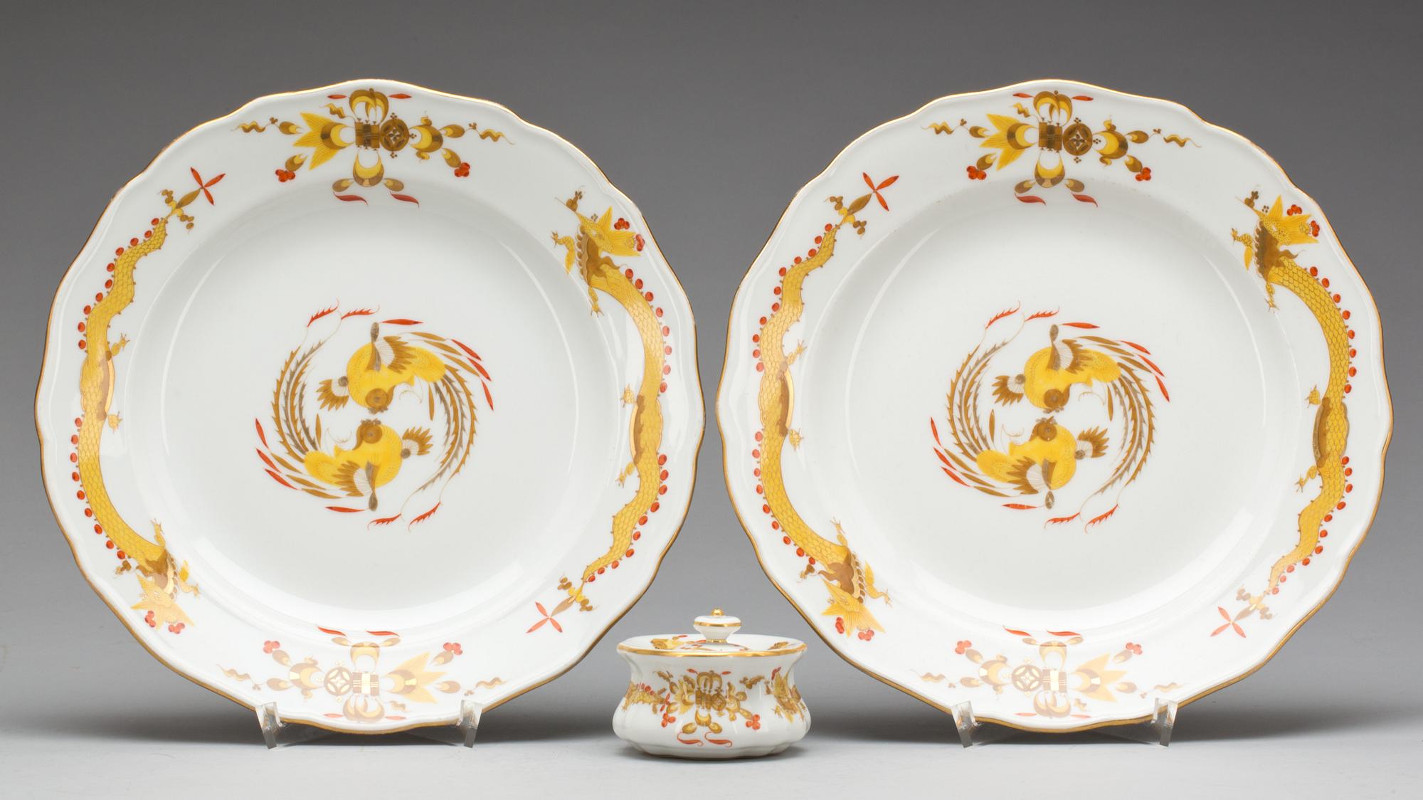 TALLRIKAR, ett par och BLÄCKHORN, porslin, Meissen, 1900-tal.