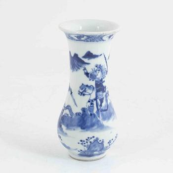 A blue and white porcelain vase, China, late Qing dynasty.