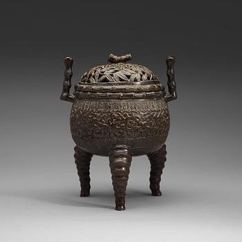 160. A bronze tripod censer with cover, late Qing dynasty (1644-1912).