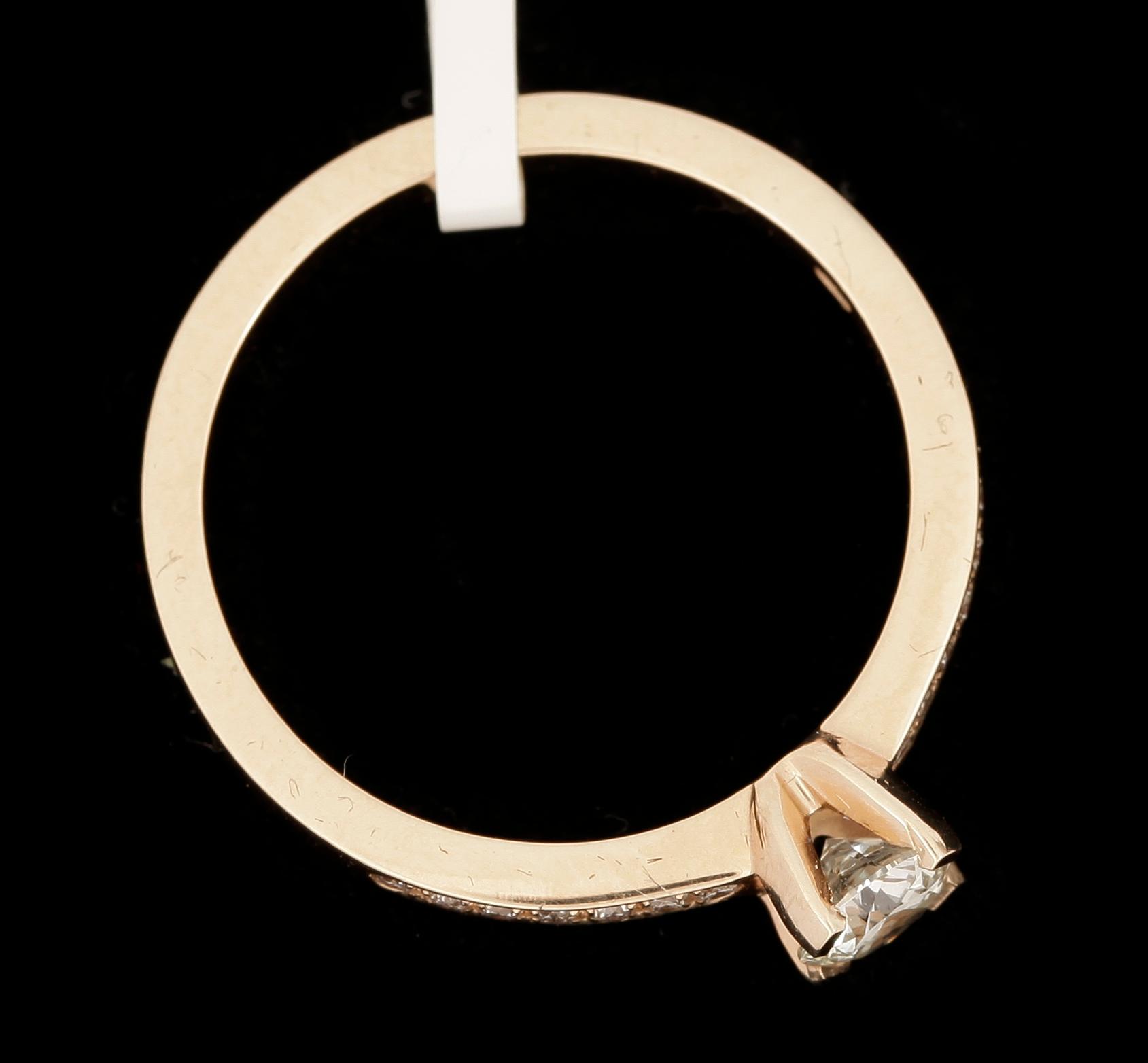 RING, 14k guld, briljantslipad diamant ca 0,39ct samt 14 briljantslipade diamanter tot ca 0,11 ct. Vikt ca 3,15 gram.