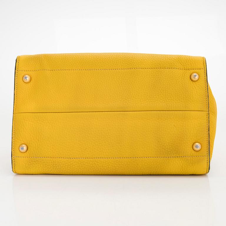 Prada, a 'Vitello Daino Tote' bag.