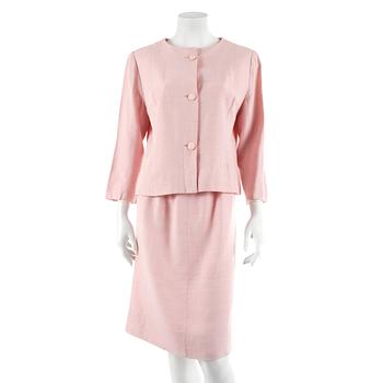324. BALENCIAGA, a two-piece pink linen suit consisting of a jacket and skirt, 1960´s.